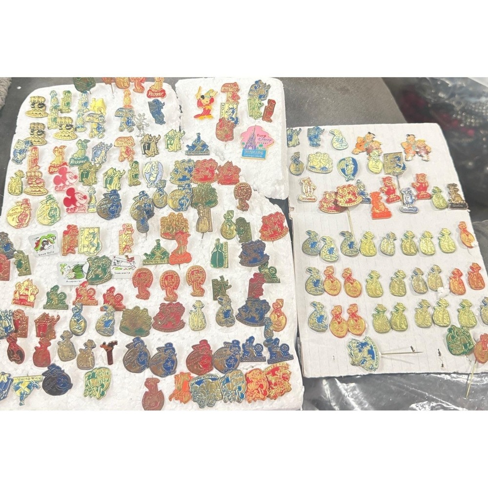 Vtg Walt Disney Trading Pins Disney Characters Ect Large Lot of Pins